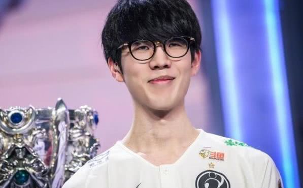 r3salt ：选手需要在RMR期间亲自设计签名贴纸